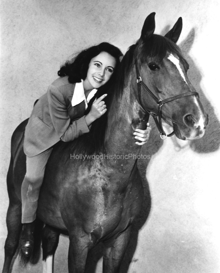 Elizabeth Taylor 1947 1 On her  horse at MGM Studios wm.jpg